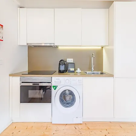 Charming With Convenient Access Apartment *