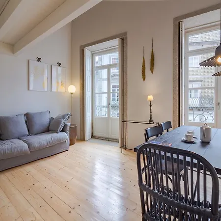 Apartment Charming With Convenient Access *