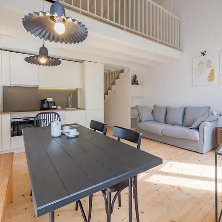 Charming With Convenient Access Porto