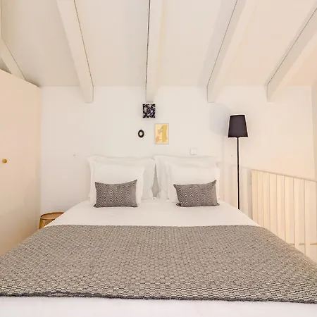 Charming With Convenient Access *