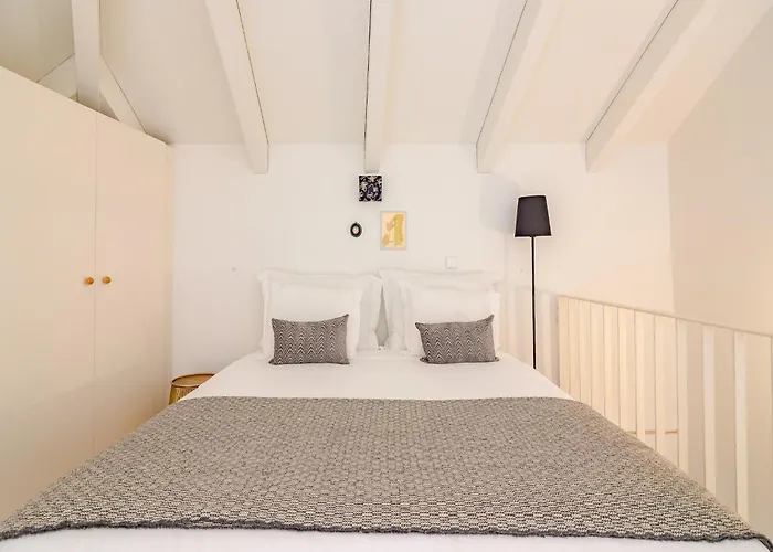 Charming With Convenient Access *